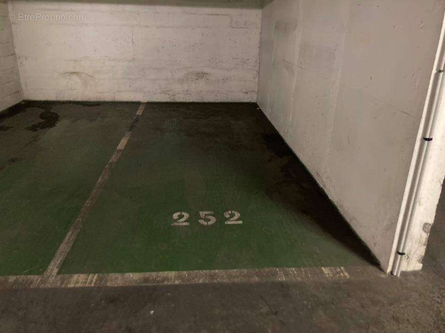 Parking à PARIS-15E