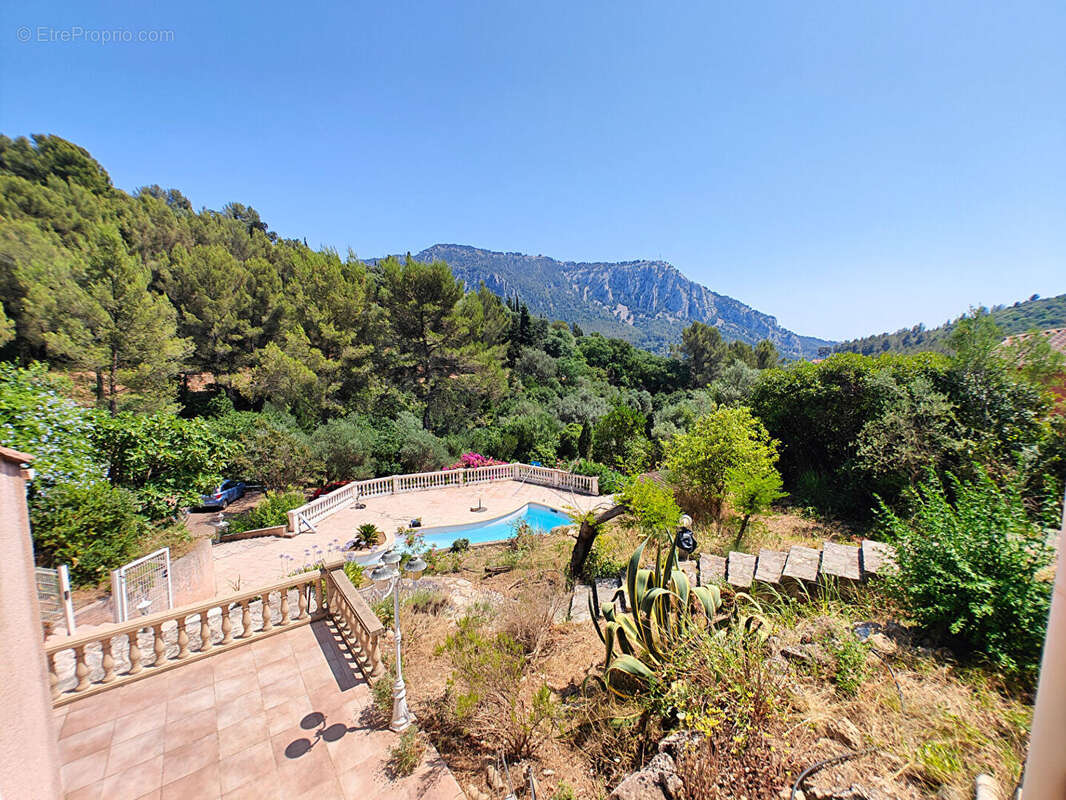 Toulon ouest limite le revest villa de 141 m² sur 3 500 m² de terrain paysagé avec piscine vue dégagée sur le mont faron calme a - photo 2