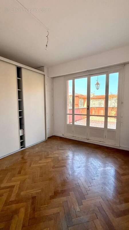 Rare sur le secteur ! T2 avec grande terrasse, à rénover - photo 7
