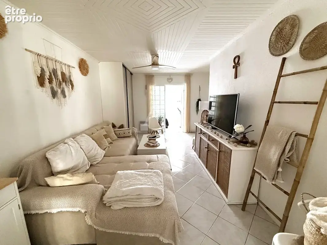 Hyères Ouest, T3 avec cour en maison de ville, très belle rénovation ! - photo 2