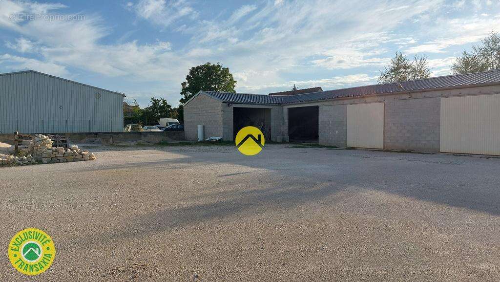 Commerce à RAVIERES