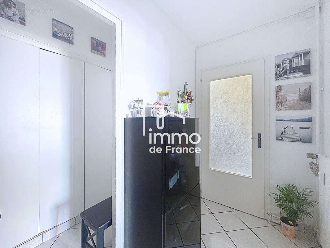 T4 de 92m² avec terrasse vue Mont-Blanc - Gex - photo 8