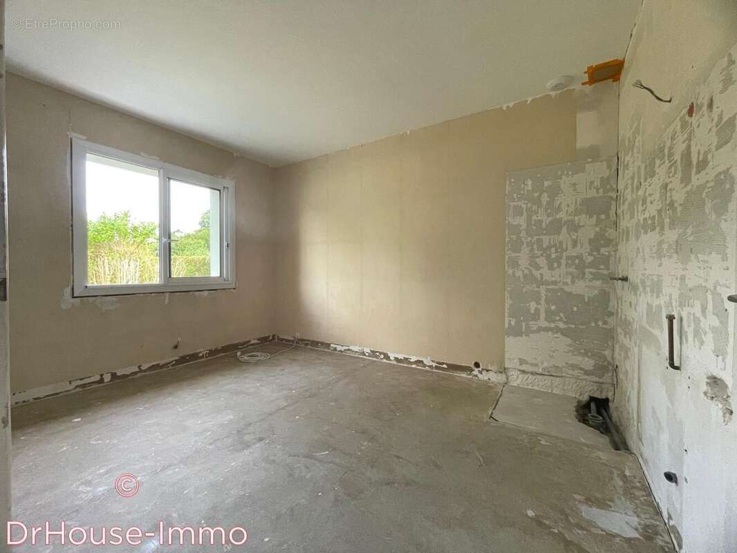 Maison à SAINTE-GENEVIEVE-DES-BOIS