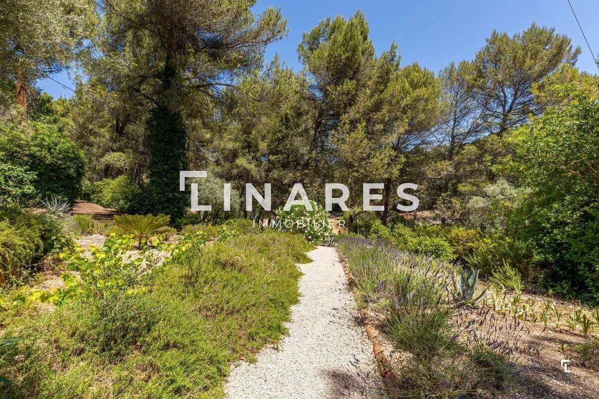 LE DOMAINE PROVENÇAL - Villa T6 de 287m² dont deux dépendances de 26m² - Piscine - Terrain de 6900m²  - 13011 EOURES - photo 28