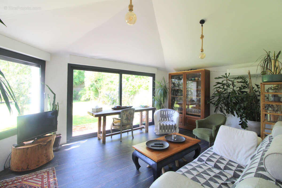 Entre Dreux et Villemeux-sur-Eure, longère de 6 pièces sur un jardin clos d'env. 570 m2. - photo 4
