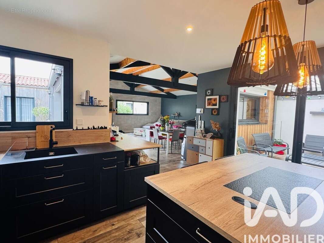 Maison 195 m² à Dompierre-Sur-Mer  - photo 2