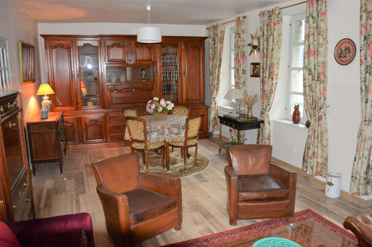 Appartement à ENTRAYGUES-SUR-TRUYERE