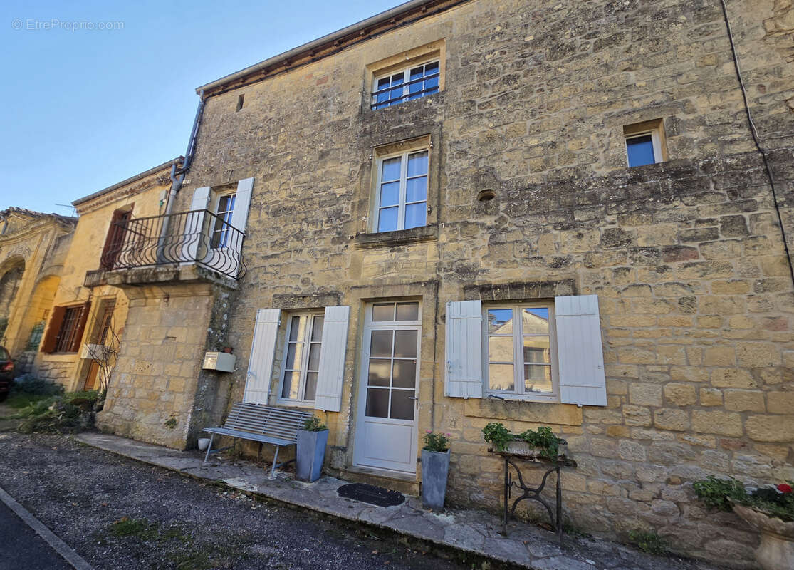 Ensemble immobilier dans le bourg du village - photo 3