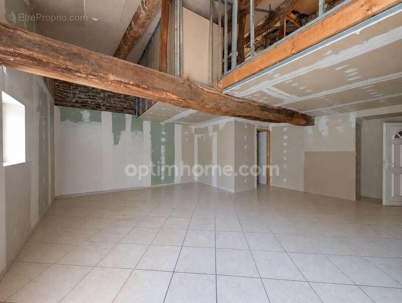 A vendre - Maison de village en pierre à rénover - potentiel 140m² + garage + terrasse 16.7m² - Bettant à proximité d'Amberieu e - photo 5