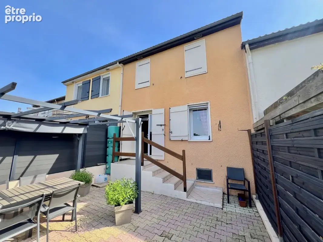 Charmante maison mitoyenne de 4 pièces avec garage et terrasse - Mions - photo 3