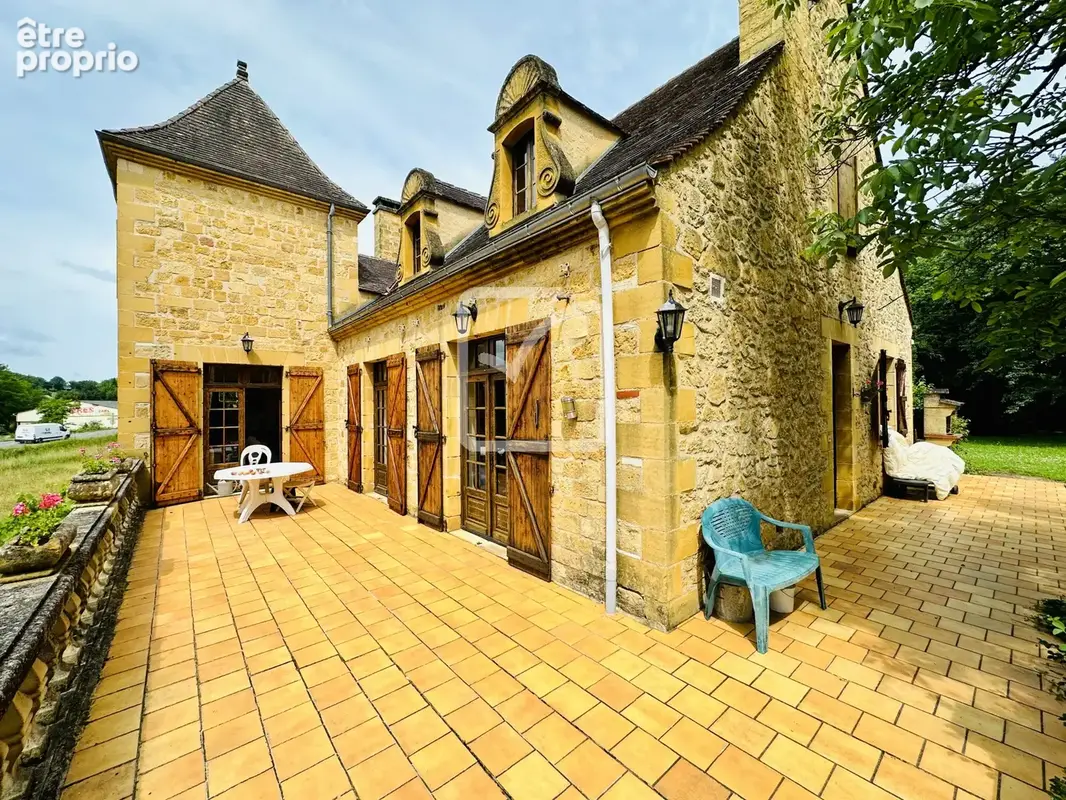EXCLUSIVITE - Vaste demeure de caractère sur sous sol avec son appartement sur un parc clos de 2080m2 - photo 1