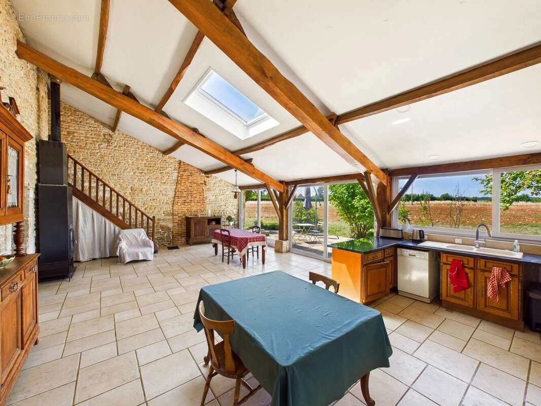Propriété de caractère exceptionnelle avec appartement indépendant, potentiel gîte, garages et grand hangar - photo 17