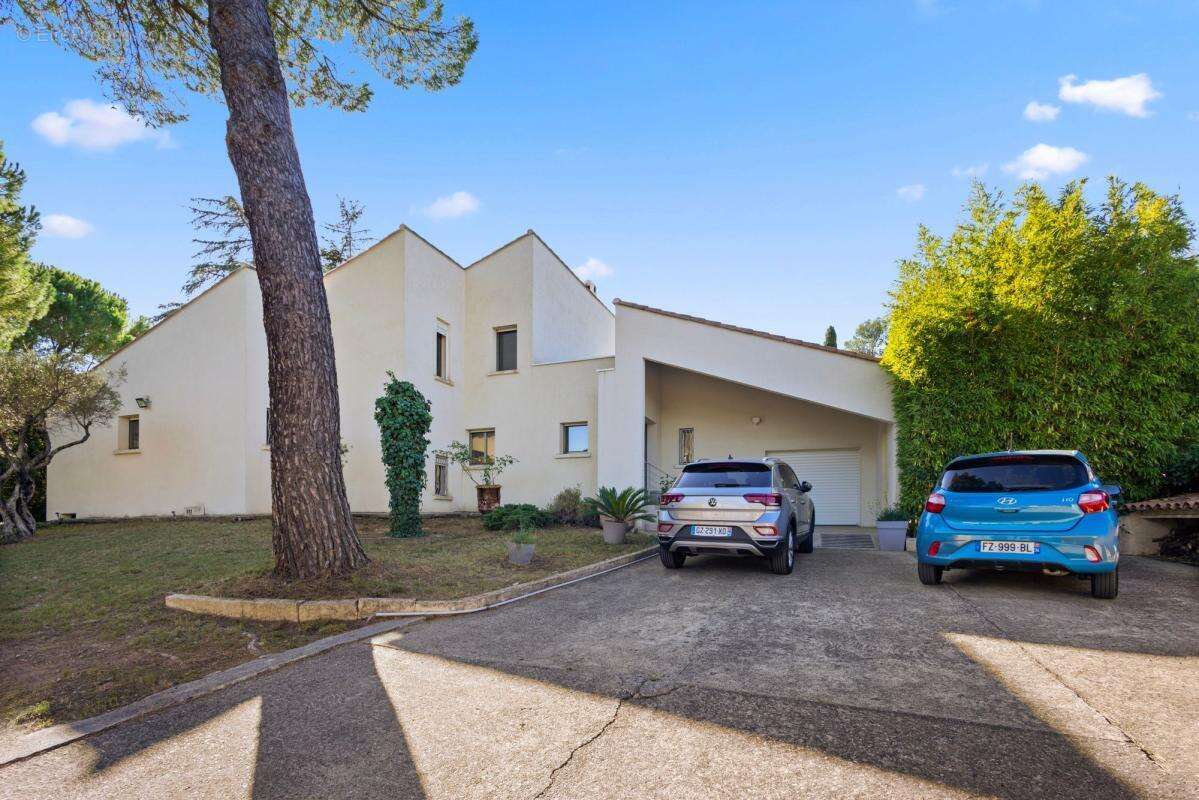 Maison à SAINT-CLEMENT-DE-RIVIERE