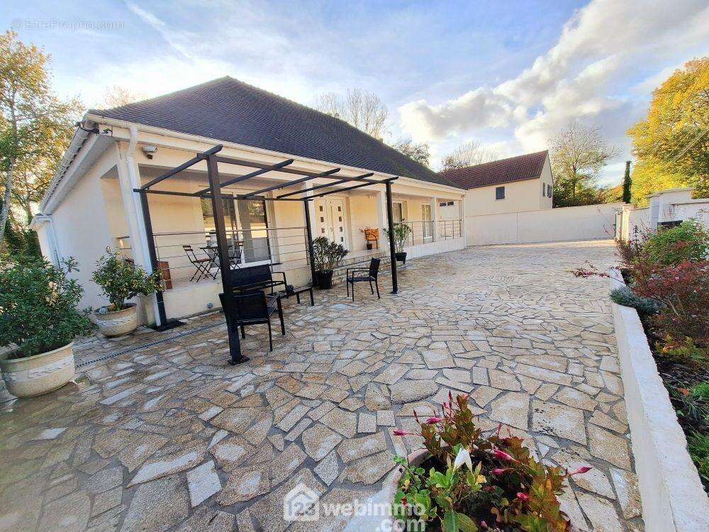 Venez découvrir cette belle maison de plain-pied de 195 m². - Maison à MILLY-LA-FORET