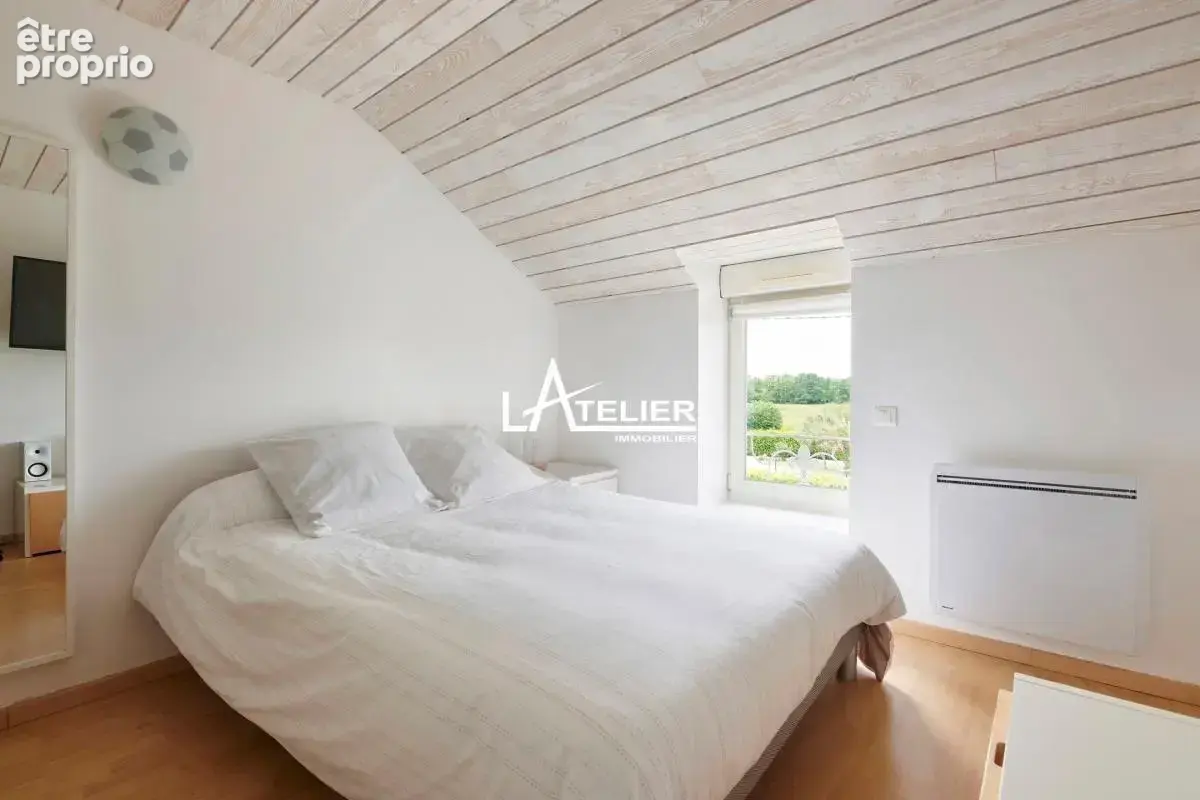 Longère en pierre, grand terrain, annexes et piscine - photo 13