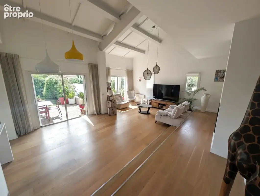 Rare sur le secteur du brusc   grande maison avec piscine et double garage - photo 2