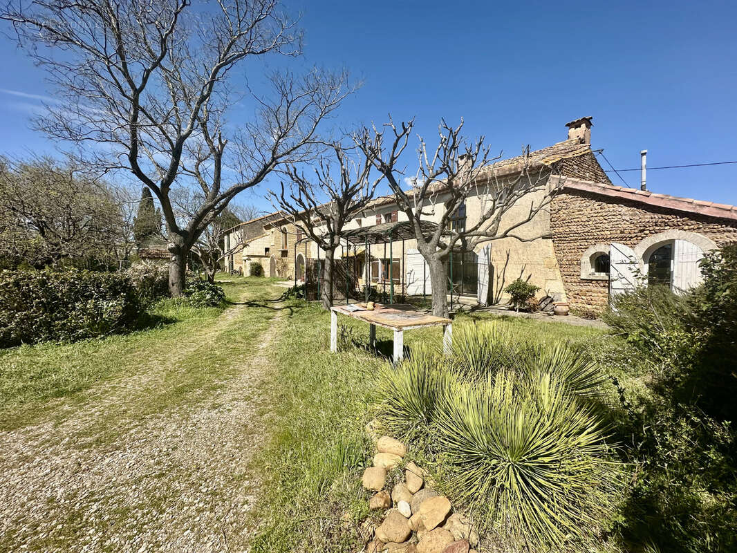 Moulès(13) : Authentique Mas T10 du XVIIIème de 252 m2 + Dépendances sur 1.9 hectare - photo 3