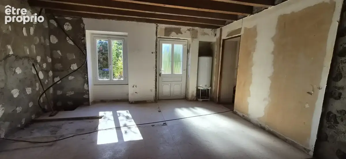 Maison de village en pierre, avec cour et stationnement. - photo 6