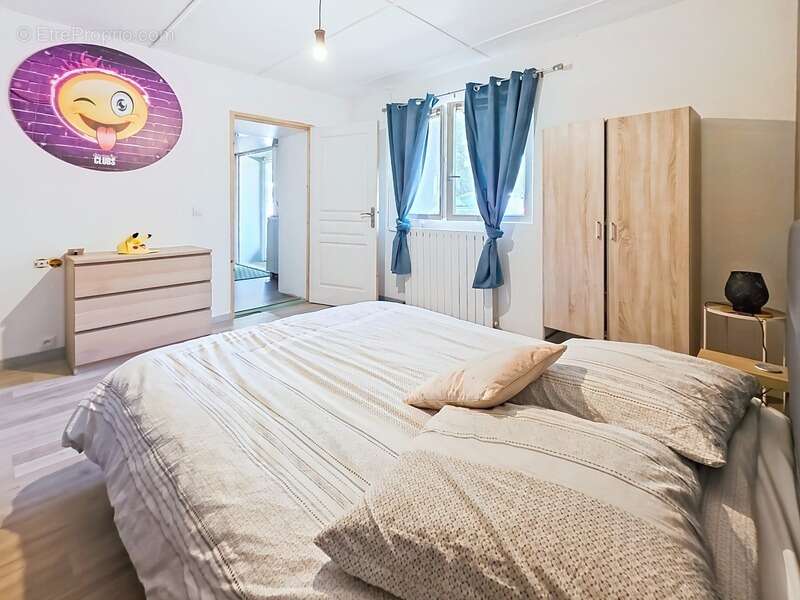 Maison en pierre rénovée avec dépendances –  Terrain de 2 200 m² - photo 10