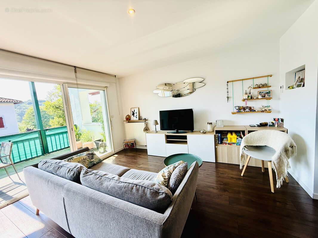 Dernier étage, superbe T3 traversant de 65 m2 avec grande terrasse, parking et cave, à seulement 10 minutes de - photo 3