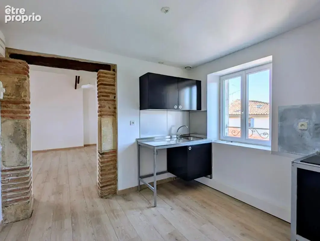 Immeuble Cazeres avec 2 appartements et un local commercial - photo 2