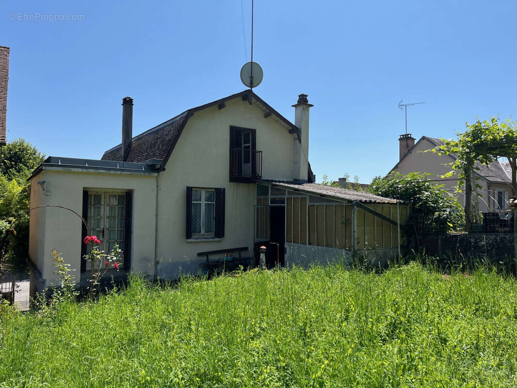 Coussac Bonneval Proche commerces, maison 5 pièces à rénover, garage et jardin. - photo 21