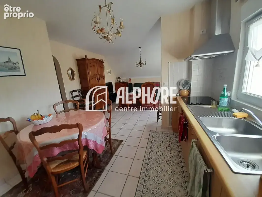 Maison composée de 2 appartements sur  879m² de terrain . (terrain  à bâtir détachable) - photo 10