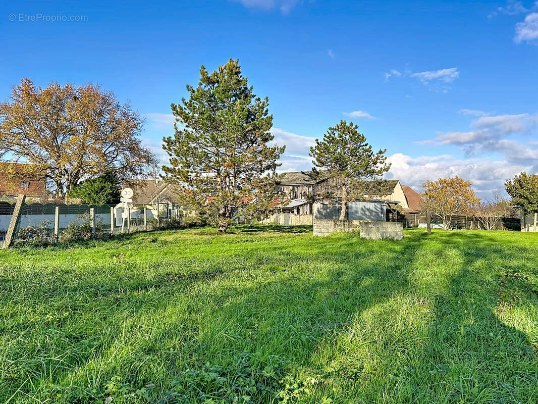 Terrain à SAINT-PANTALEON-DE-LARCHE