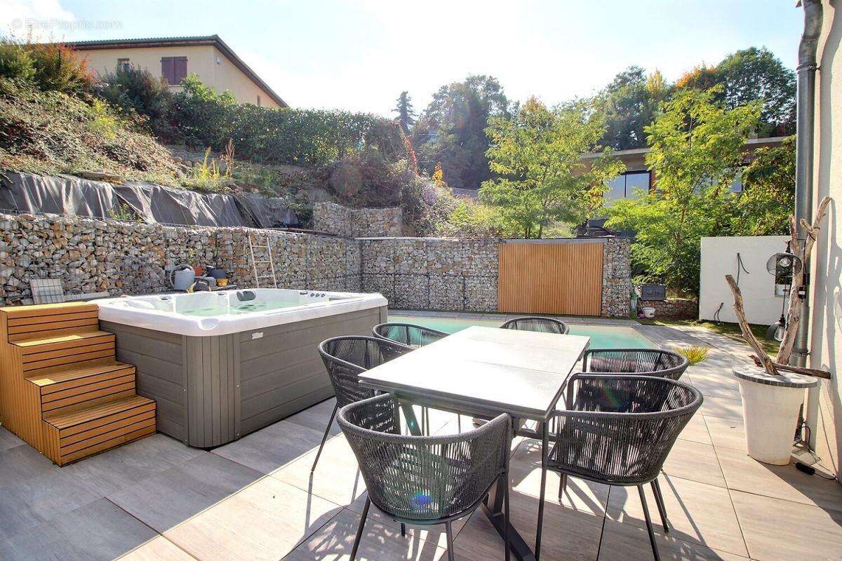 Maison à SAINT-GENEST-LERPT