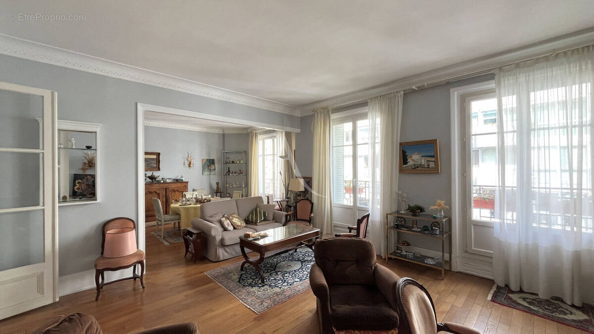 Appartement à PARIS-16E