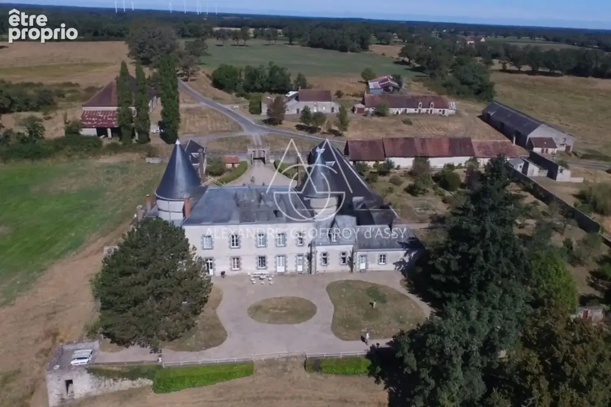 Exceptionnel château XV-XVI et XIXe avec son hameau et ses 108 hectares avec possibilité d’acheter 200ha attenants supplémentair - photo 2