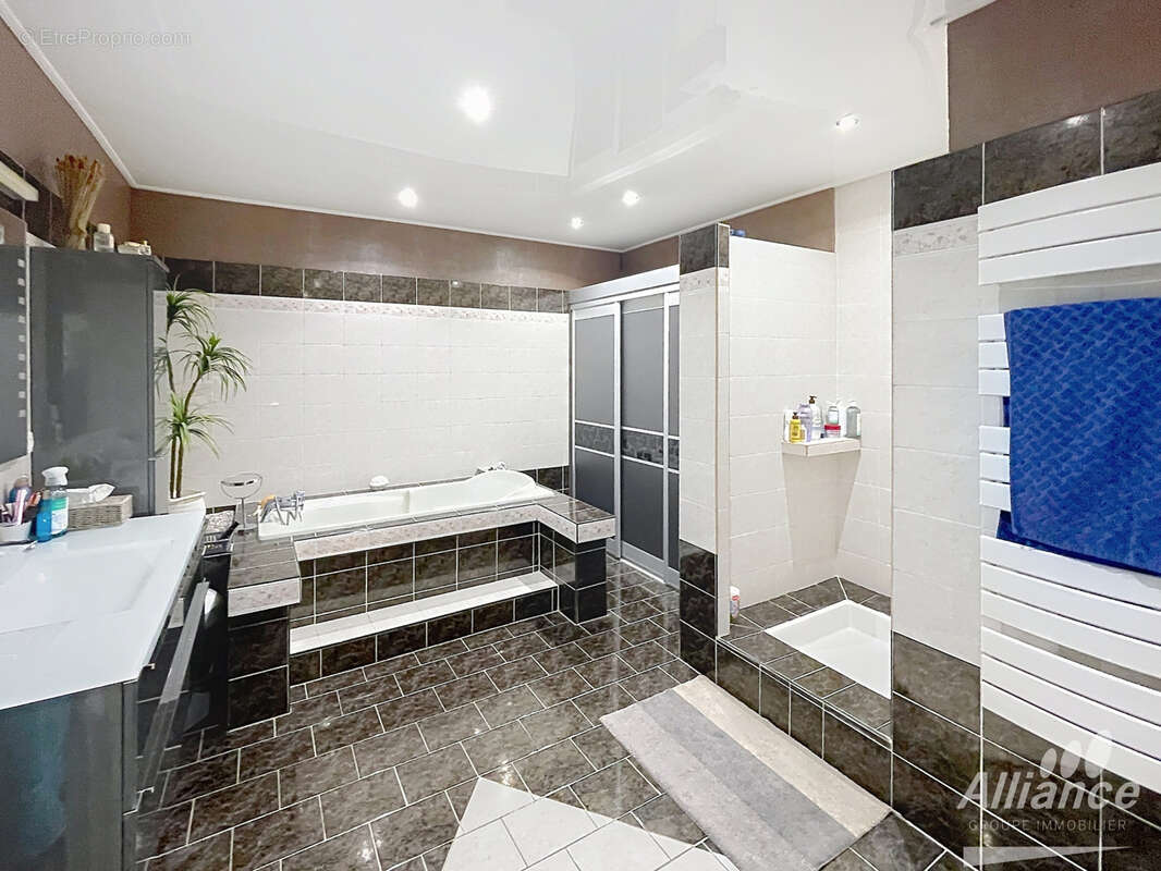 Maison de 151 m2 avec piscine sur un terrain de 1474m2 - photo 13
