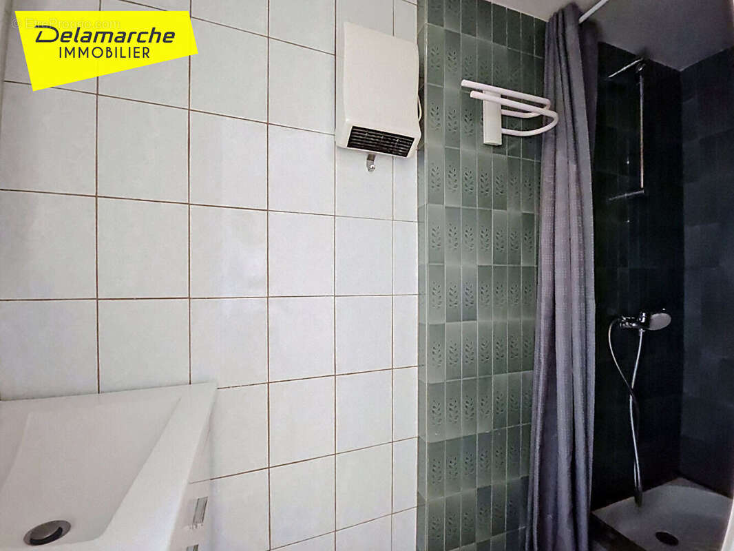 A vendre immeuble Brehal local commercial + appartement - photo 5