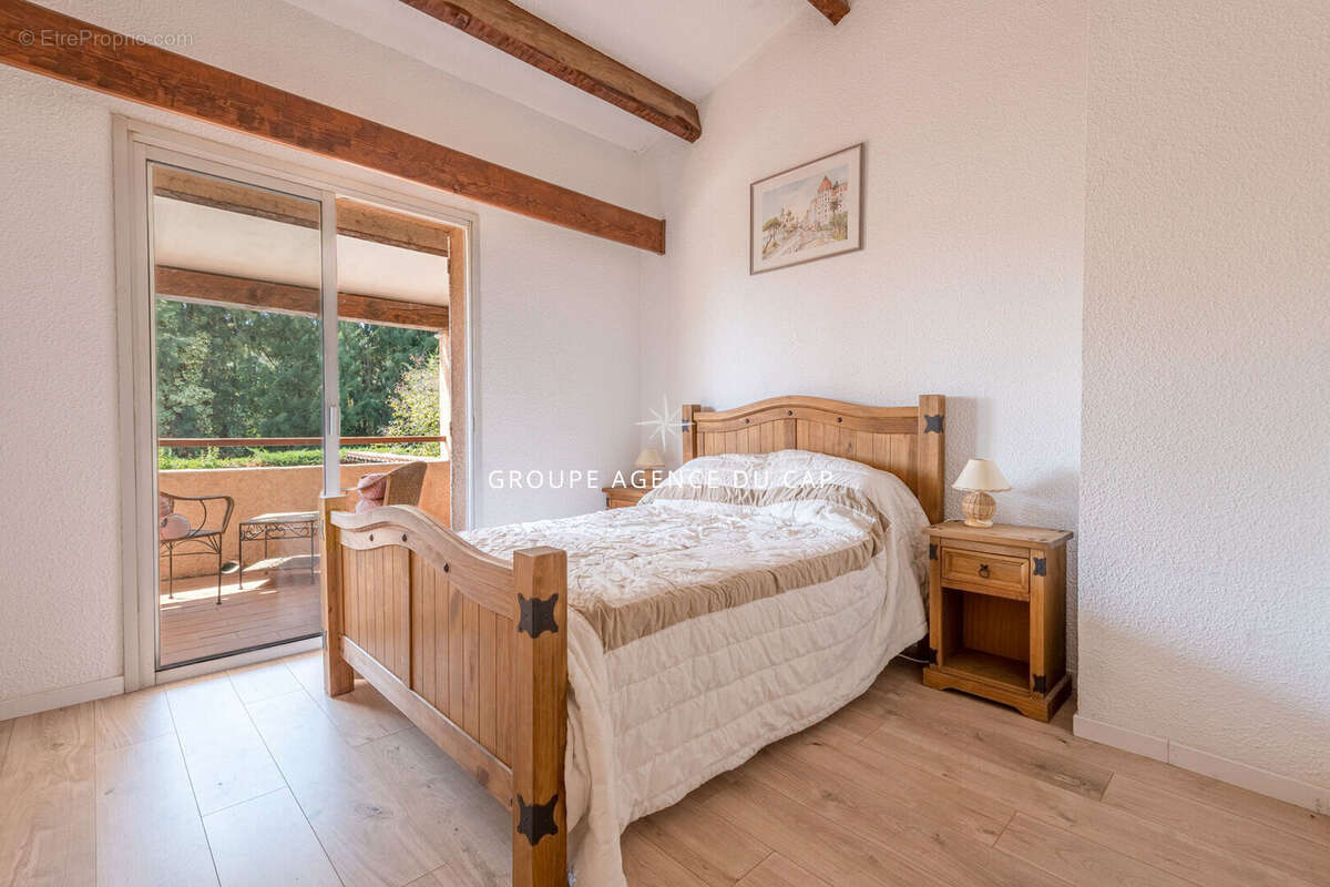 Villa Saint Raphael 5 pièce(s) 120 m2 - photo 6