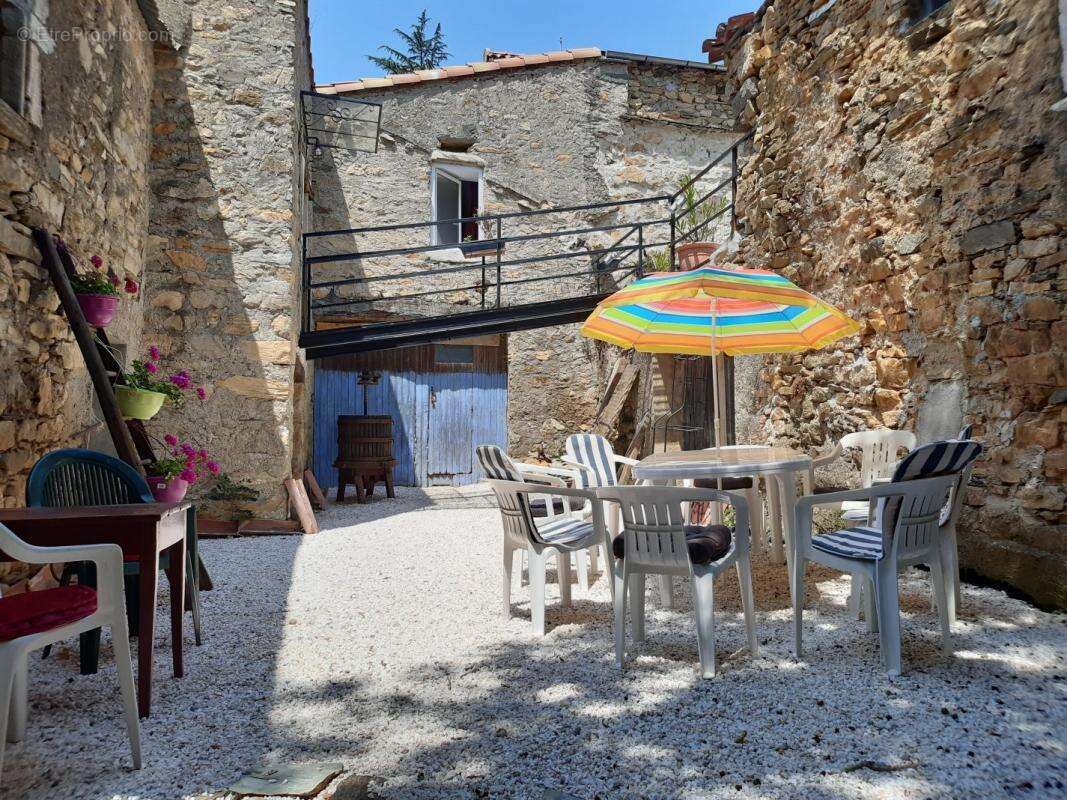 Maison 268 m² à Riols  - photo 2