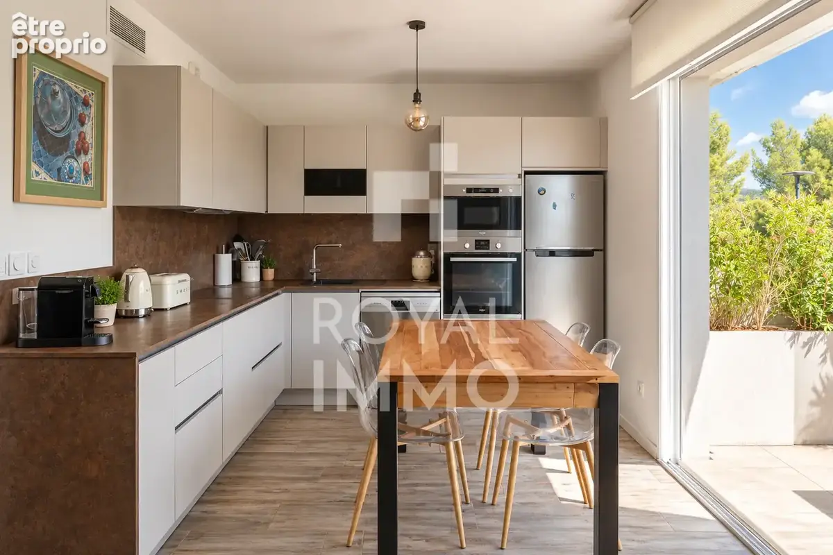SANARY-SUR-MER   A pieds de la plage, T3 en duplex dans résidence récente avec piscine - photo 4