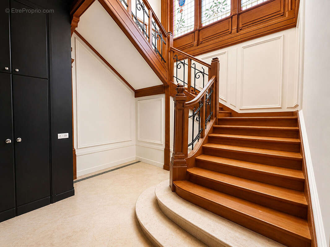 Ancienne Sous-Préfecture de Melun  Élégant triplex au coeur du centre-ville - photo 3