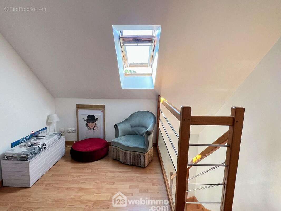 L&#039;étage dispose d&#039;une mezzanine pouvant accueillir un coin bureau. - Maison à MONTREUIL-JUIGNE