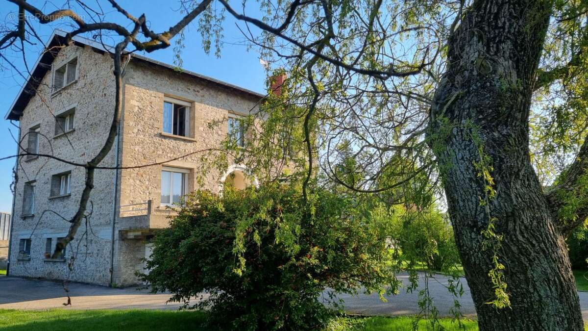 Maison à SAINT-ROMAIN-LACHALM