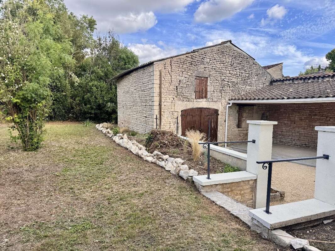 Maison de village rénovée de 130M2 environ avec dépendances et jardin clos  À 20 min d'Angoulême Ouest - photo 2