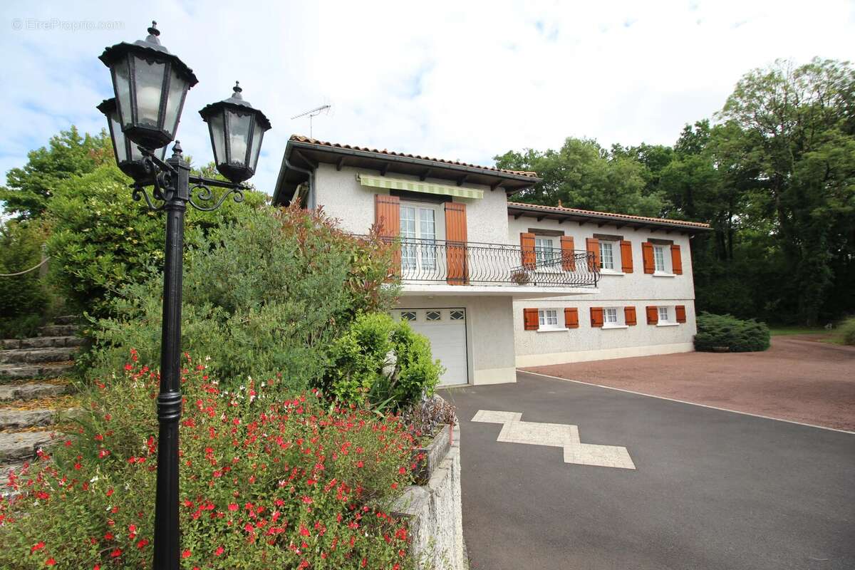 Maison à AUNAC