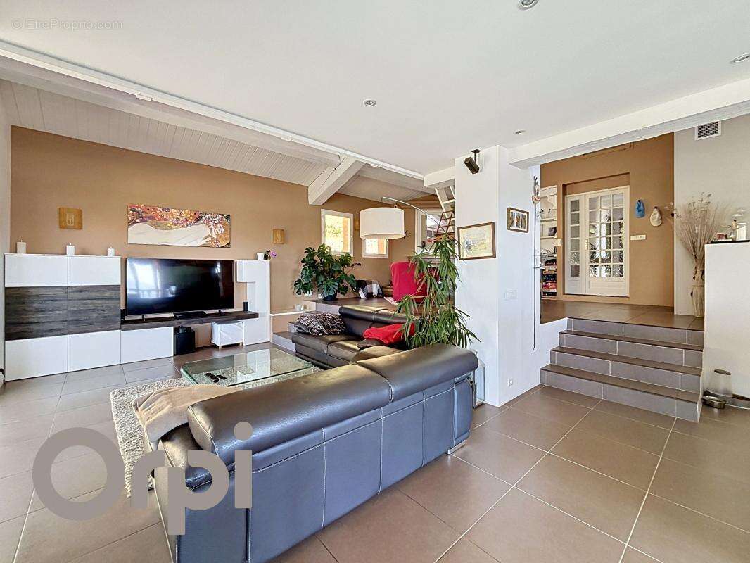 Maison de charme avec vue dominante, studio indépendant, piscine et garage - photo 5