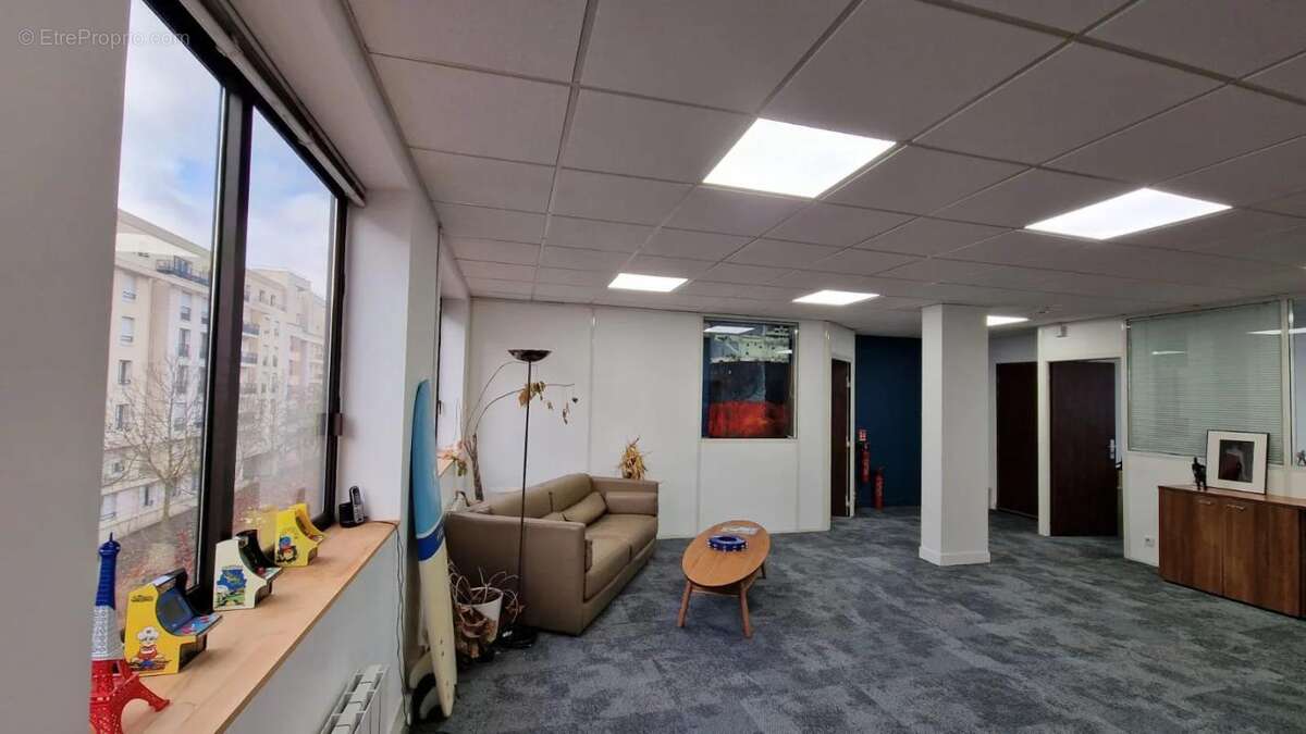 Bureaux à vendre loués à Issy-les-Moulineaux dans un quartier animé, proche du tramway T2 et de la future ligne 15 du Grand Pari - photo 2