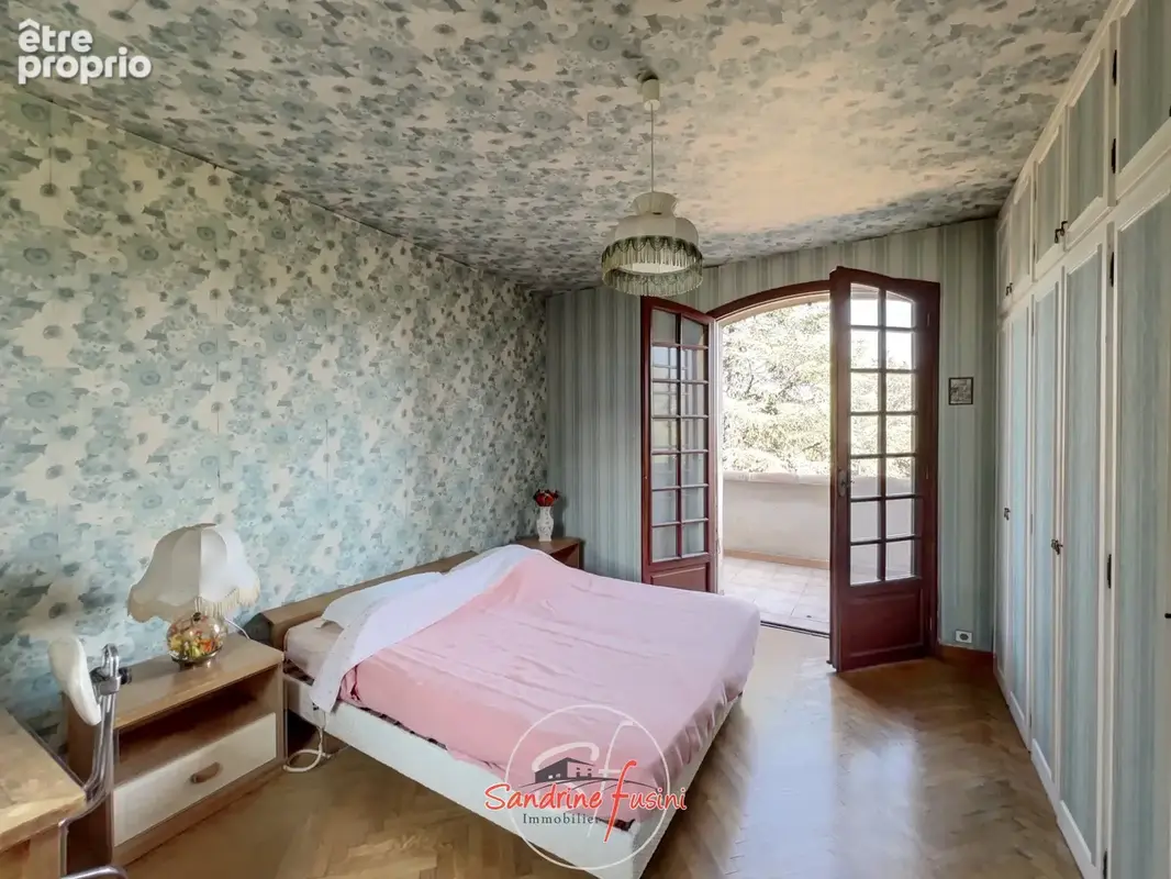 Villa de caractere - beaux volumes - piscine et terrain - photo 8