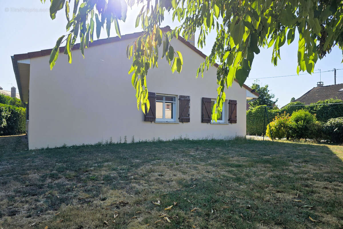 Joli pavillon de plain-pied avec jardin en retrait de la ville - photo 17