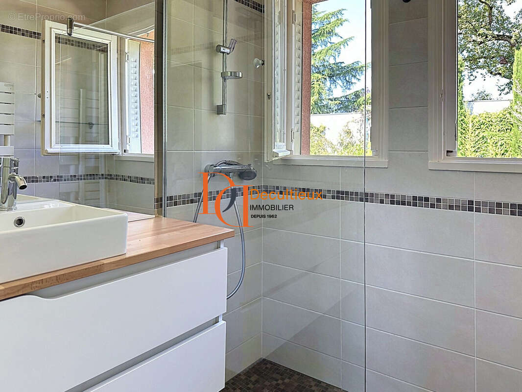 Maison 148 m² à Saint-Genis-Les-Ollieres  - photo 9