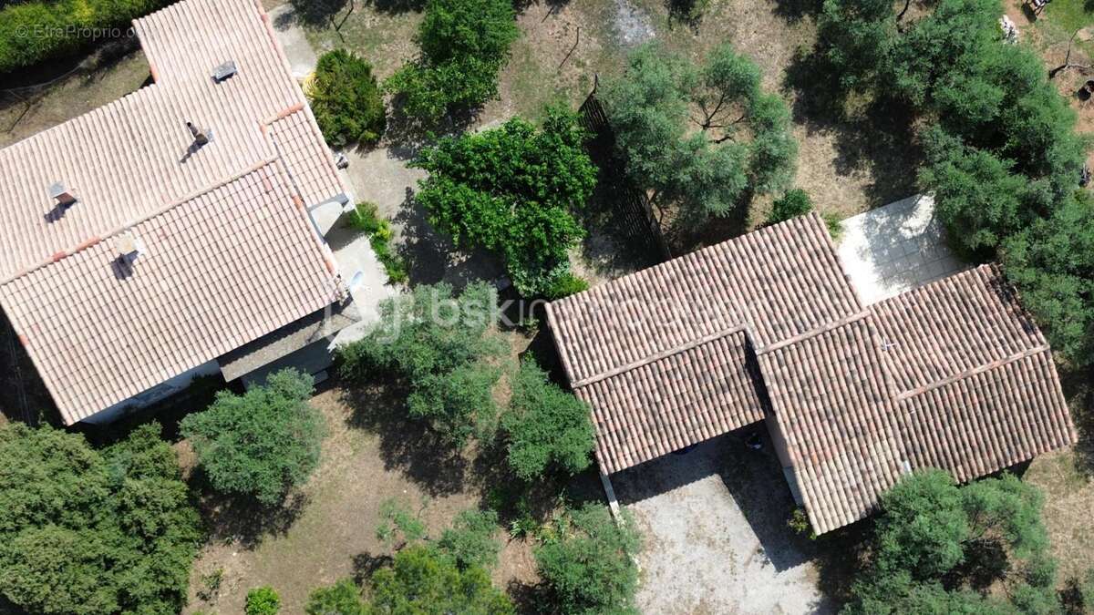 Rare à la vente : propriété avec dépendance indépendante à Saint-Saturnin-les-Apt - photo 2
