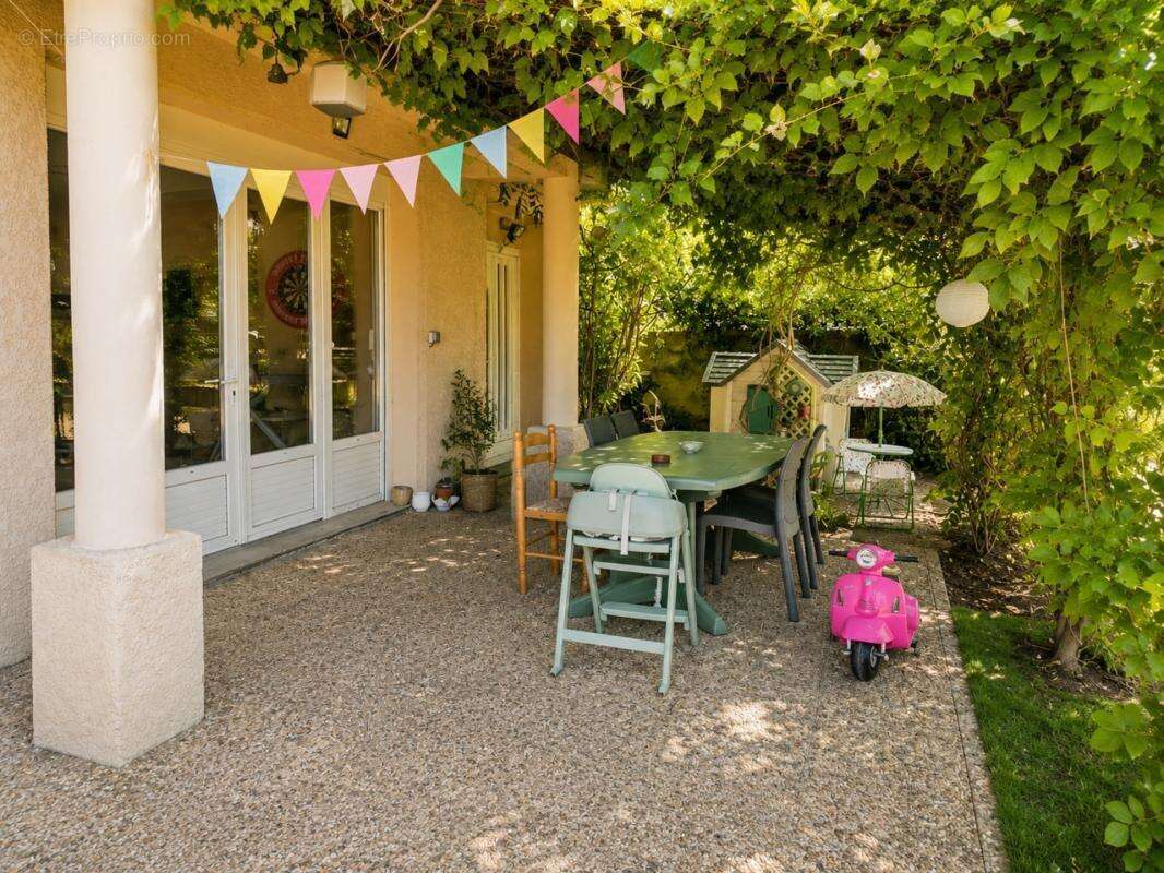 Maison à vendre 8 pièces LES MARTRES DE VEYRE (63) - photo 2