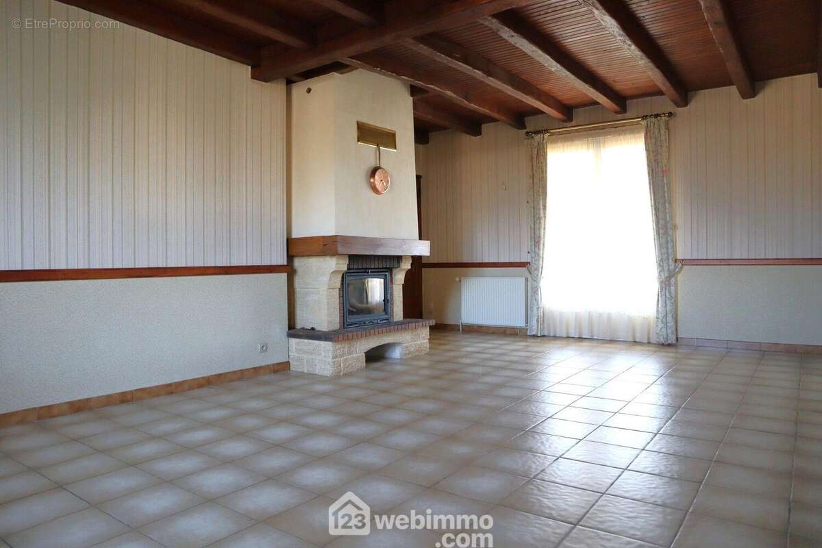 D'un côté, le séjour de 29 m2, - Maison à NIEUIL-L'ESPOIR
