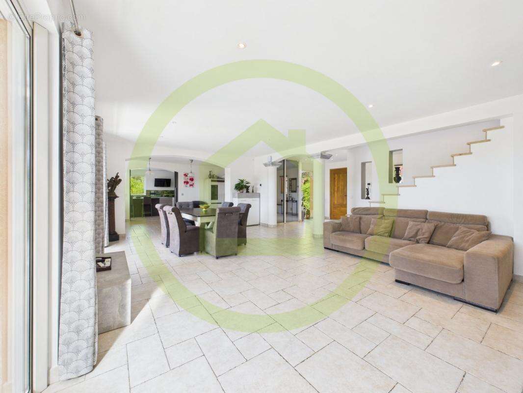 Maison à CHATEAUNEUF-GRASSE